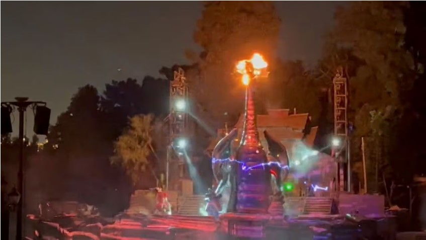 EN VIDEO: dragón mecánico se incendió causando el pánico en Disneyland