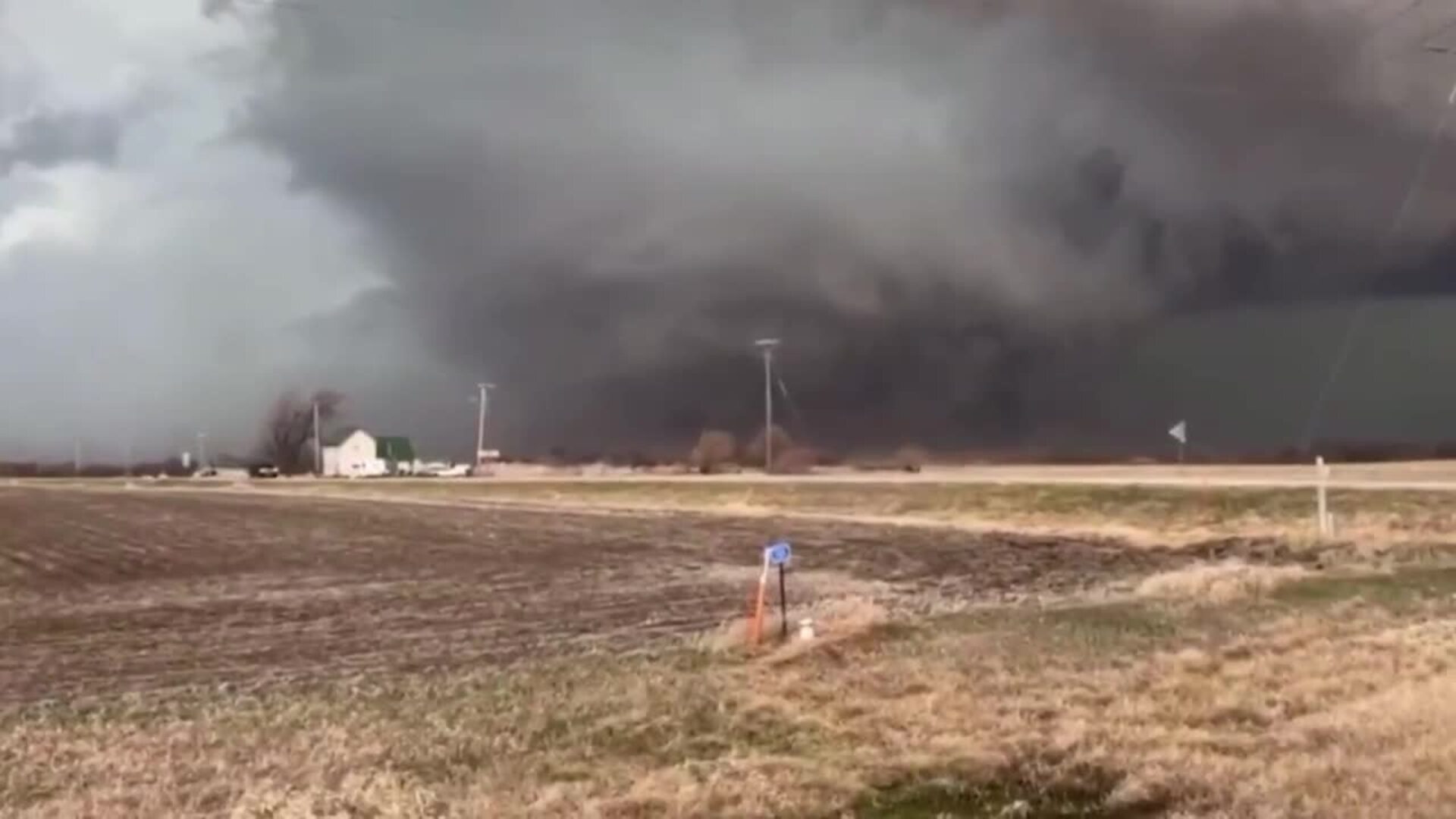 Al menos seis muertos y más de 100 heridos tras el paso de un tornado en Birmania