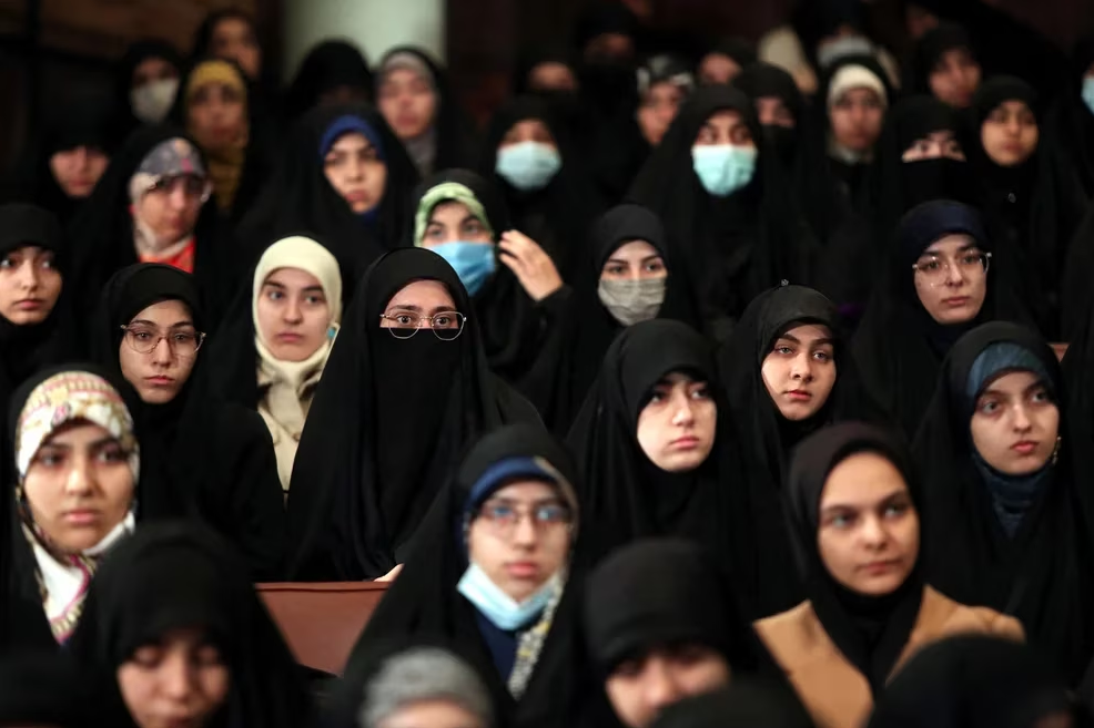 Régimen iraní expulsará a las estudiantes que no usen hiyab en los centros educativos