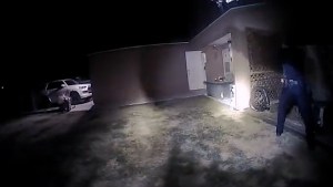 VIDEO impactante: Agentes de policía matan a un hombre en Nuevo México tras equivocarse de casa