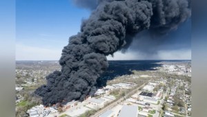 Incendio en una planta de reciclaje de Indiana obliga a evacuar a miles de personas por el humo tóxico