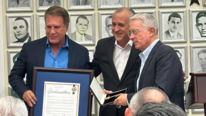 Álvaro Uribe fue homenajeado en Miami y recibió las llaves de un condado y de una ciudad