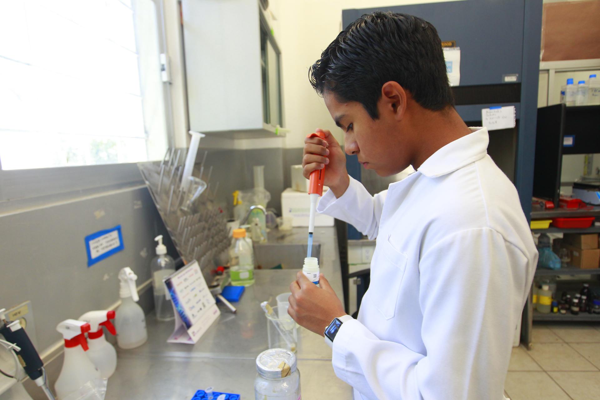 Niño superdotado concluyó maestría en biología molecular a los 12 años