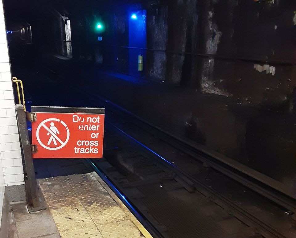 Violencia desmedida en metro de Nueva York: Pasajero cayó a los rieles tras ser apuñalado en estación