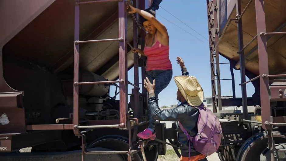 Con hambre, frío y determinación: Venezolanos se arriesgan en trenes de carga para llegar a frontera de EEUU