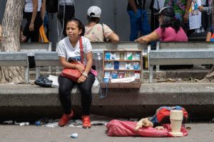 Al menos siete millones de venezolanos están sumergidos en el comercio informal, según experto
