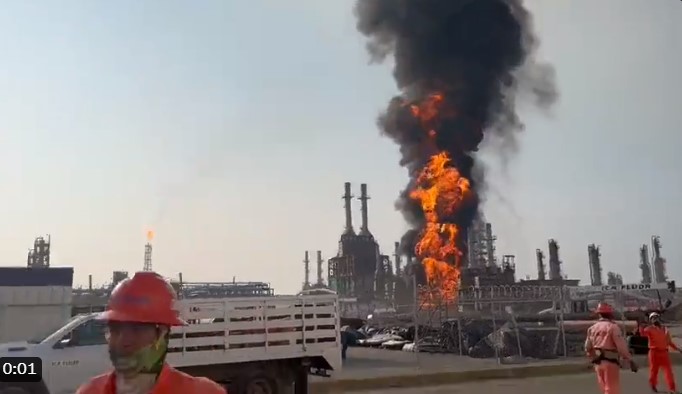 Se registra una fuerte explosión en una refinería al sur de México (VIDEOS)