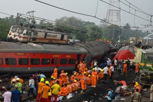 Vagones destrozados y cadáveres junto a las vías tras accidente de tren en India (Imágenes sensibles)