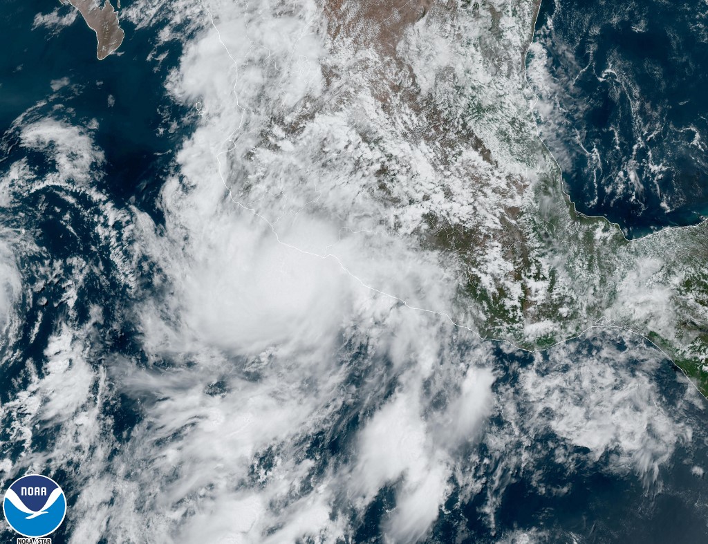 Huracán Beatriz avanza frente a la costa mexicana con pronóstico de lluvias