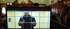 Celdas de castigo, sin luz natural y obligados a escuchar grabaciones de Putin: cómo viven Navalni y otros presos políticos en las cárceles de Rusia