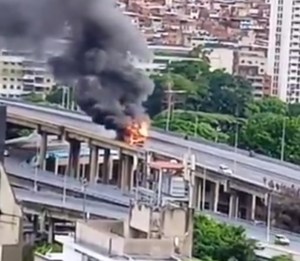 Autobús se incendió en el distribuidor La Araña este #3jun (VIDEO)