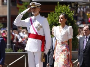 El problema estilístico que ha incomodado a la reina Letizia en el desfile de las Fuerzas Armadas en Granada