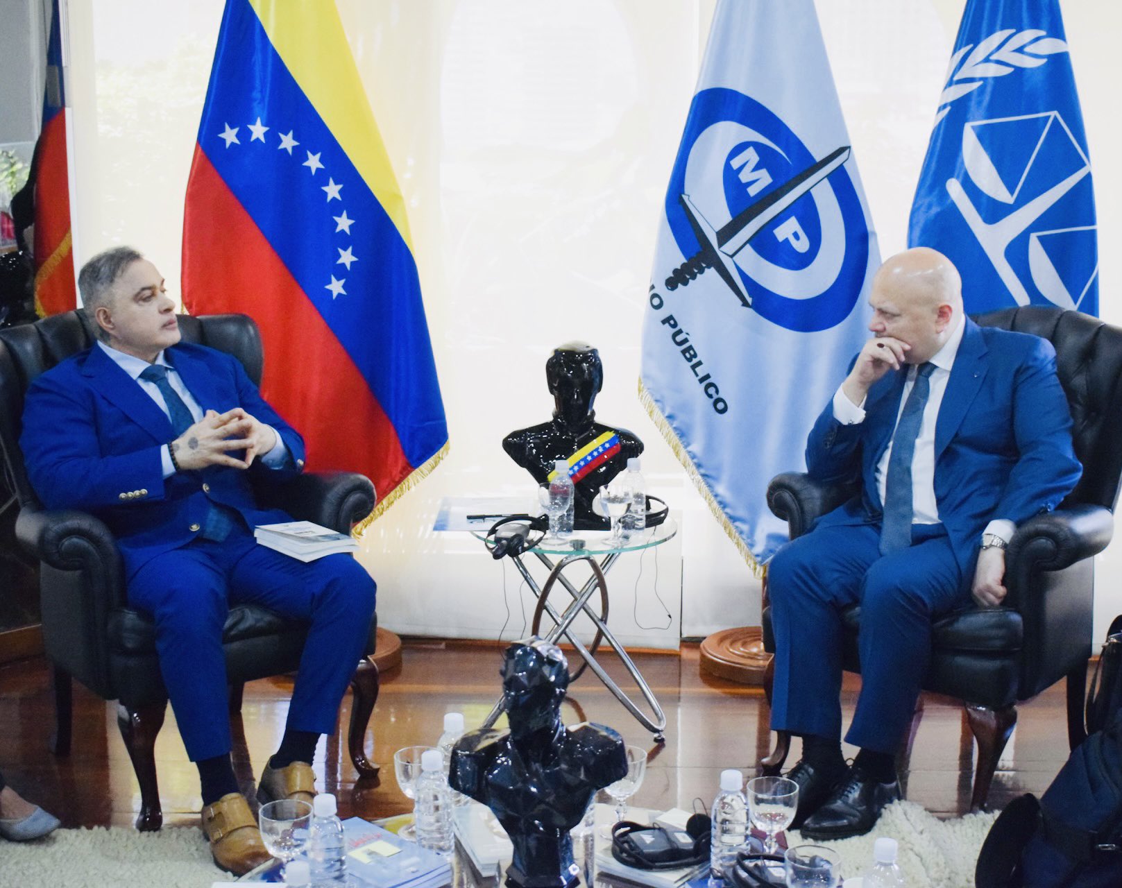 Sin aviso oficial, fiscal de la CPI aparece en Venezuela y se reúne con Tarek William Saab (FOTOS)