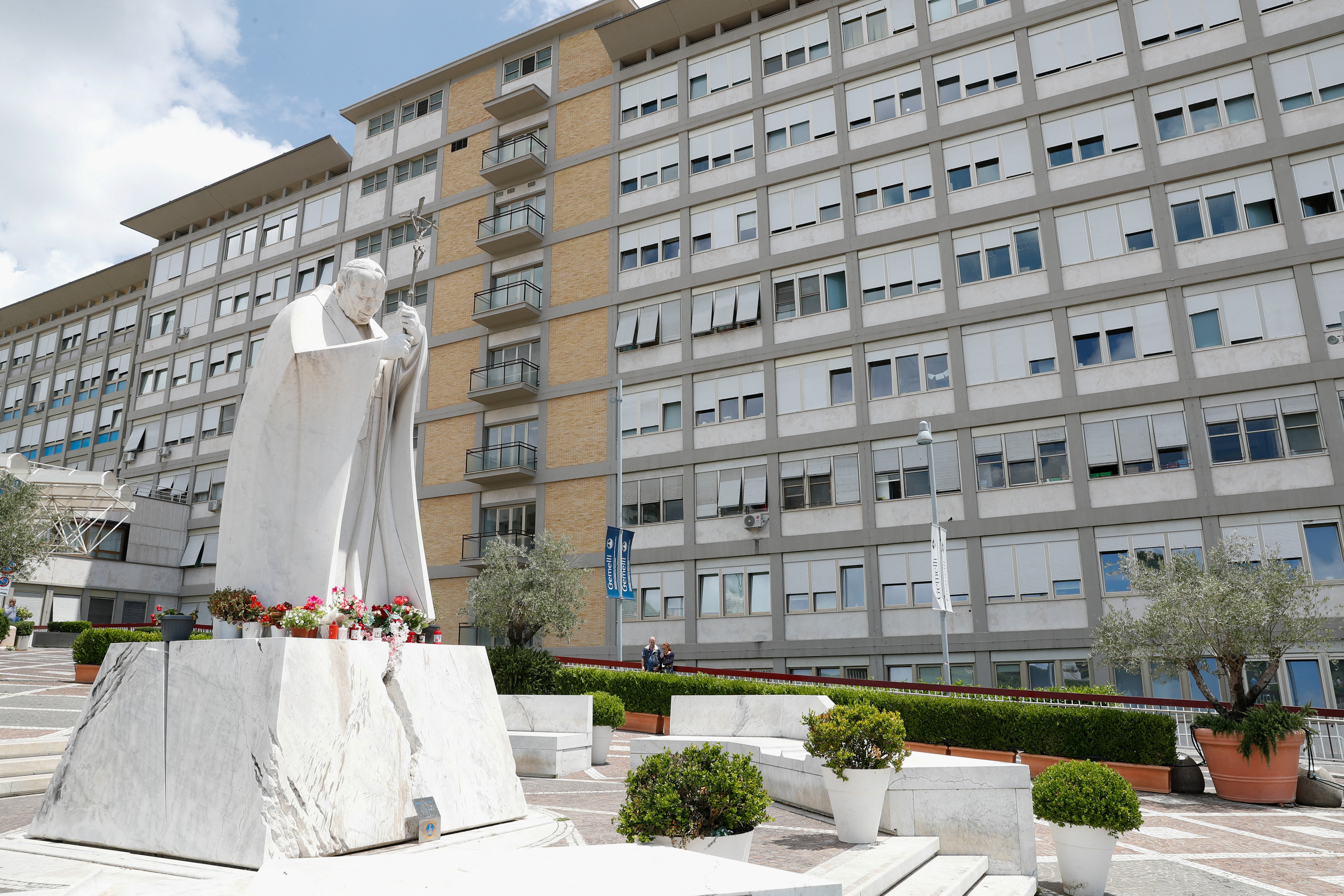 El papa Francisco continúa mejorando y trabaja en el hospital Gemelli de Roma