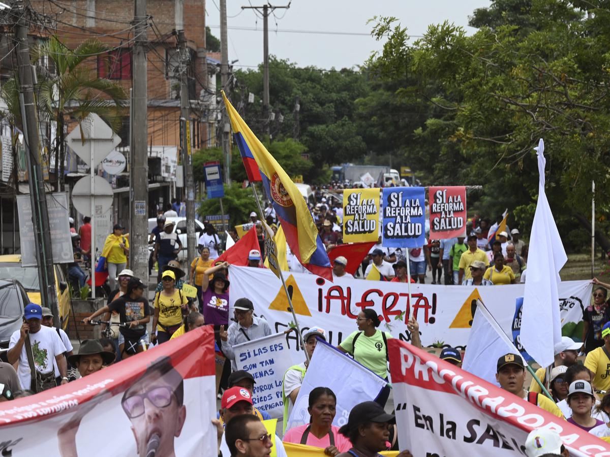 Manifestantes empiezan a reunirse en Bogotá para apoyar las reformas sociales de Petro
