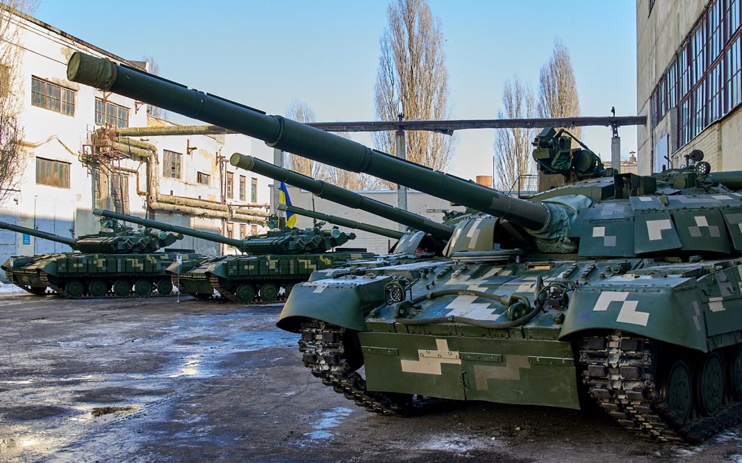 Expresidente Medvédev presumió la cantidad de tanques que ha producido la industria militar rusa en 2023