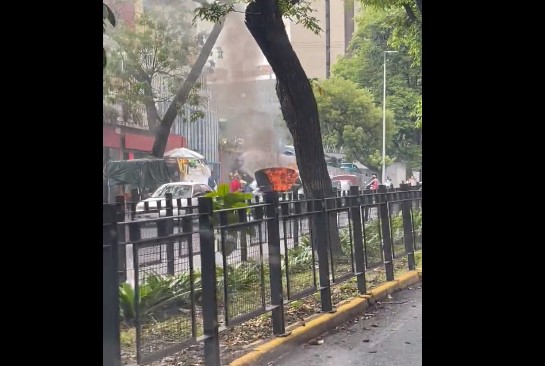 “¿Será que fue por la gasolina?”: Así se prendió en candela un carro en la Avenida Andrés Bello (VIDEO)