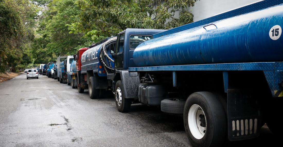 Caraqueños gastan más de cinco salarios mínimos entre cisternas y botellones para paliar escasez de agua