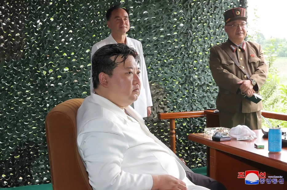 ¿Descuido o desafío? FOTO de Kim Jong-un con un teléfono de última generación desató fuerte polémica