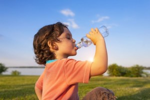 Beber agua en exceso intoxicó a un niño de Wisconsin