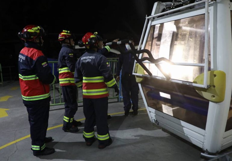 Bomberos rescatan a personas atrapadas en un teleférico de Quito por un problema eléctrico