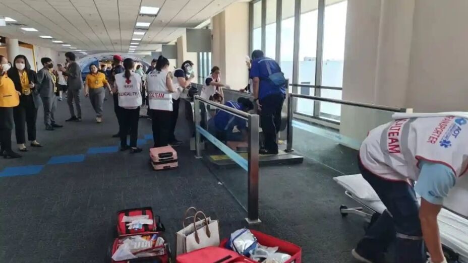 Mujer perdió la pierna tras quedar atascada en la pasarela de un aeropuerto