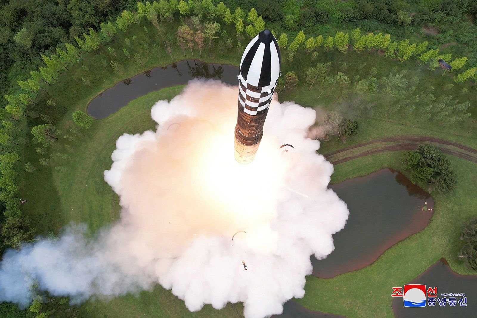 En VIDEO: así lanzó Corea del Norte el Hwasong-18, su misil balístico más sofisticado