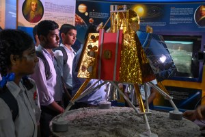 La misión espacial de la India logra con éxito alunizar en el polo sur de la Luna