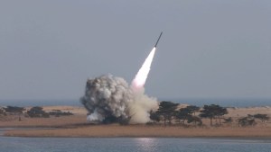 Pionyang lanzó misil balístico y suspendió pacto militar bilateral con Seúl