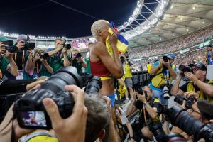 “Nunca me rindo, siempre soy una guerrera”, así festejó Yulimar Rojas su cuarto mundial consecutivo