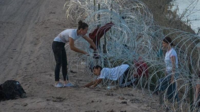 “Zona de guerra”: El pueblo fronterizo de Texas atrapado entre alambres de púas por la disputa migratoria en EEUU