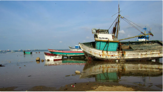 Cerraron casi 70 puertos en Perú debido a oleajes de fuerte intensidad