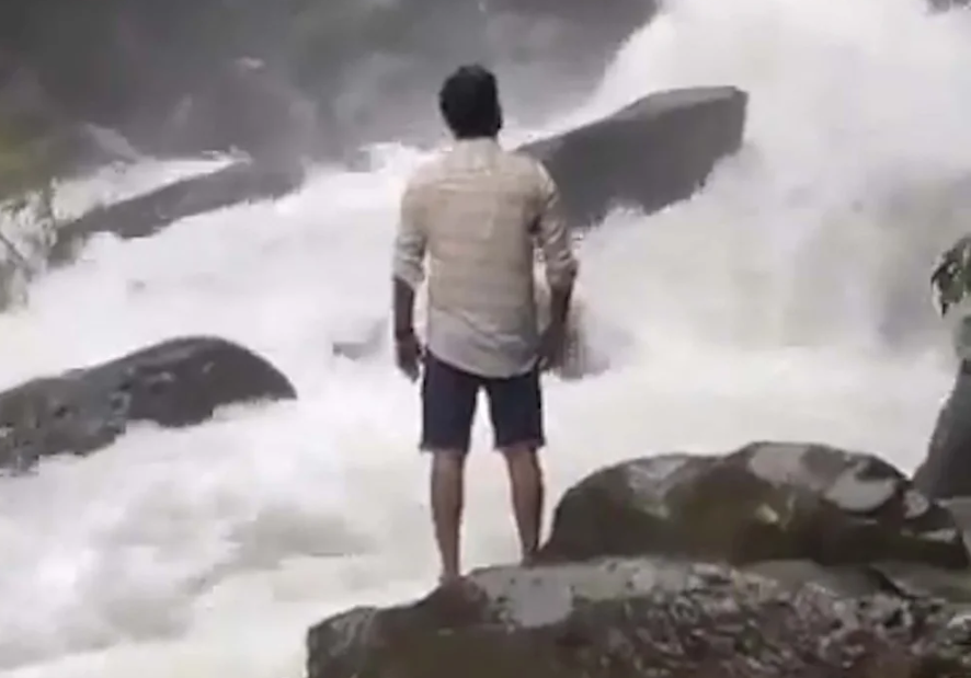 Influencer grababa un VIDEO al borde de caudaloso río: perdió el equilibrio y ocurrió lo peor