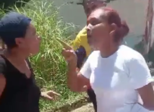 Una bolsa Clap causó otra disputa entre vecinas que llegaron hasta los golpes (VIDEO)