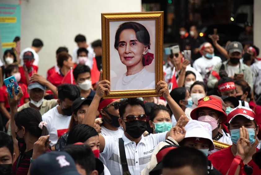 Cómo resurgió y se mantiene la dictadura militar en Myanmar en medio de las protestas y los grupos de resistencia armados