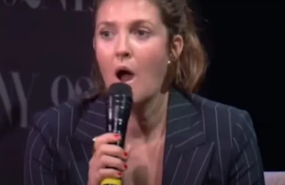 El aterrador momento que vivió Drew Barrymore cuando un acosador la interrumpió en una entrevista pública: “Tú sabes quién soy”