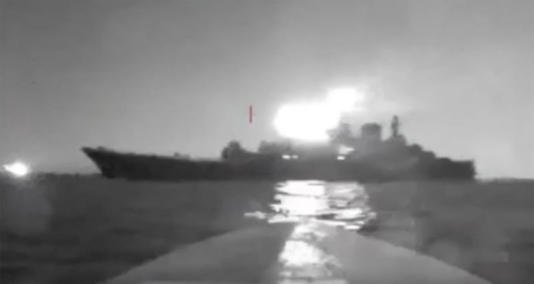 Putin lo negó, pero este VIDEO confirma el impacto de un dron ucraniano contra un barco ruso