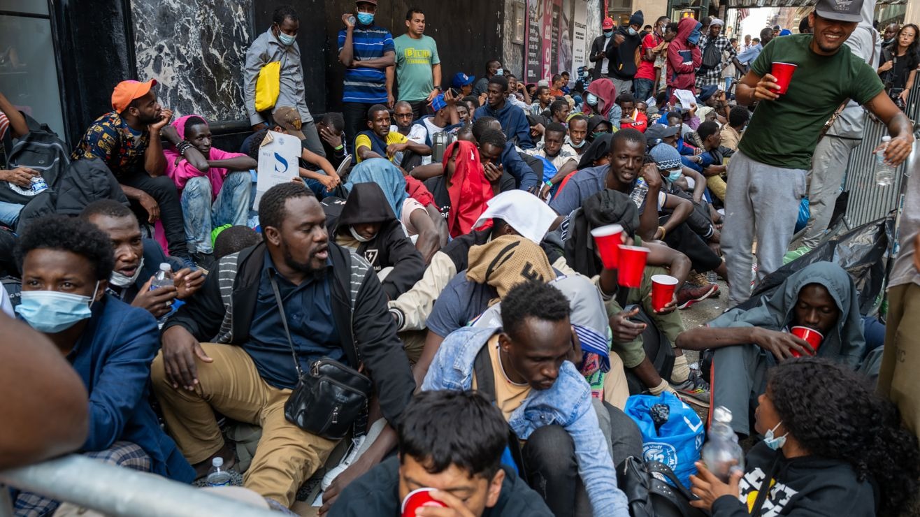 Neoyorquinos arremeten contra la expansión de refugios para migrantes en toda la Gran Manzana