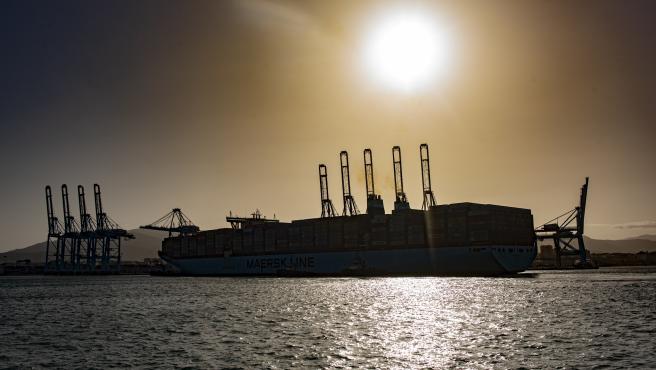 Un choque entre un buque cisterna y un petrolero cierra por unas horas el canal de Suez