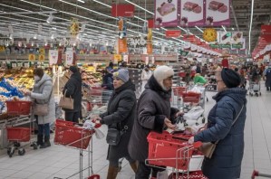 Los rusos comienzan a ahorrar en productos básicos ante la drástica alza de los precios