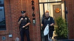 “Sangre por todas partes”: hallan a mujer y niña apuñaladas fatalmente en un apartamento de Brooklyn