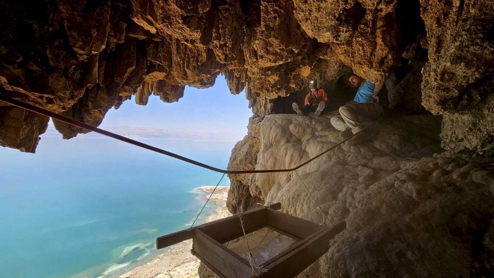 Hallan cuatro espadas de la época romana muy bien conservadas en una cueva del Mar Muerto