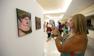 Dos artistas venezolanas inauguraron exposición sobre etnias y realismo mágico