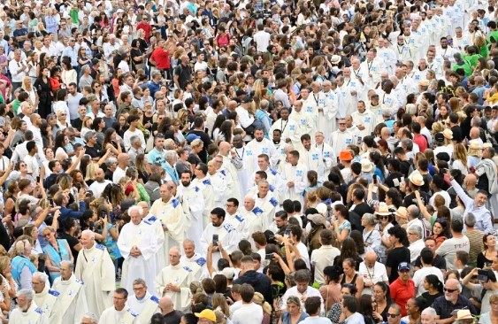 El papa Francisco celebra una misa ante 50 mil personas en Marsella con la presencia de Macron