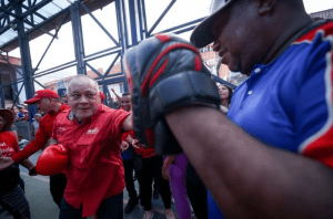 VIDEO: Diosdado Cabello se puso a vacilar con unos guantes, pero no se subió al ring por miedo a un nocaut