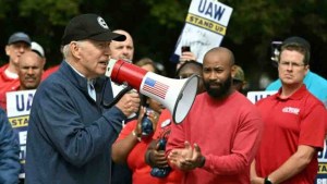 Biden hace historia al unirse a la huelga de trabajadores del sector automotriz en Míchigan