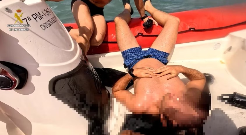 Fueron a recuperar un cadáver y terminaron salvando a un hombre a punto de ahogarse (Video)