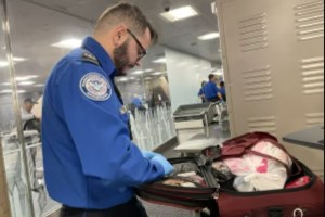 Estaba por tomar un avión en Virginia, los agentes detectaron que llevaba un arma en su equipaje y culpó a la esposa