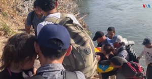 VIDEO conmovedor: Valiente mujer sin extremidades inferiores cruza el río Bravo hacia EEUU con su hija en brazos