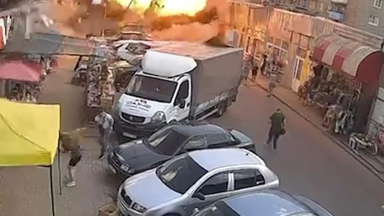 Nueva masacre rusa en un mercado en Ucrania deja más de 15 muertos, un niño entre las víctimas (VIDEO)